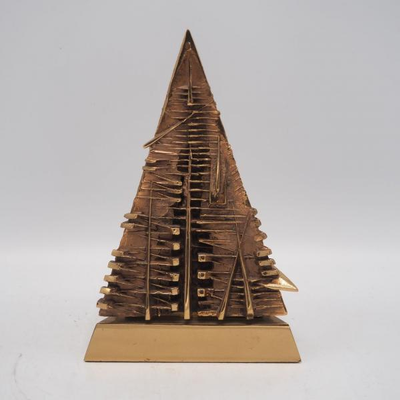 Sculpture pyramidale à section triangulaire by Arnaldo Pomodoro